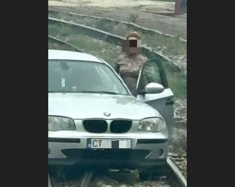 Avertisment pe șinele din Constanța: O automobilistă a evitat o tragedie după ce vehiculul său a căzut pe calea ferată! 1 pericol pe calea ferata in judetul constanta o masina a cazut pe sine soferita a scapat la timp 681f4bf29dda2