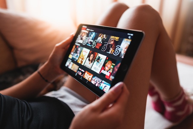 Peste 94 de milioane de utilizatori lunari au adoptat abonamentul Netflix cu reclame! 1 planul de abonament cu reclame al netflix a ajuns la 94 de milioane de utilizatori activi lunar 682583a04437b