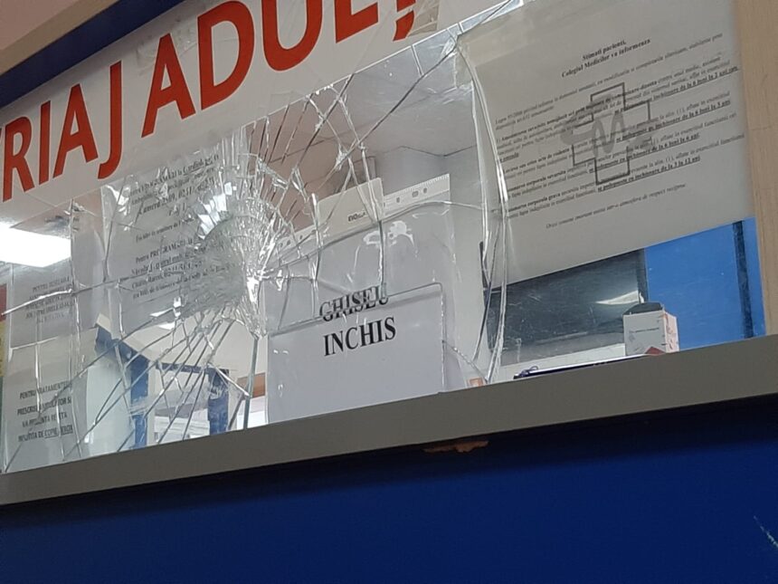Intervenție a forțelor de ordine la UPU Constanța: Un pacient sub influența alcoolului a făcut prăpăd la geamul de la Triaj, iar ghișeul a fost închis pe termen scurt. 1 politia a intervenit la upu constanta un pacient baut a distrus geamul din triaj ghiseul a fost inchis temporar 6816f5ded57a0