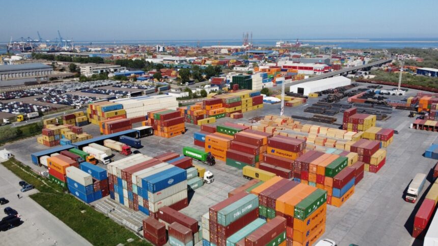 Poliția de frontieră a interceptat un container din SUA ce ascundea 170 de cartușe de vânătoare destinate intrării ilegale în țară 1 politistii de frontiera au descoperit intr un container sosit din sua 170 de cartuse de vanatoare care urmau sa fie introduse ilegal in tara 6818b7e8b7831