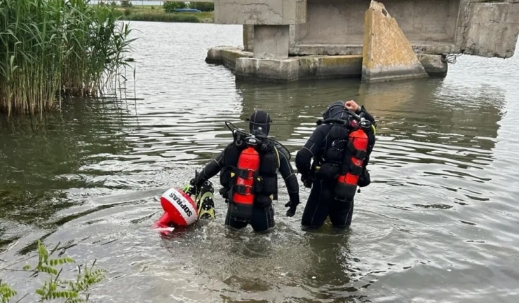 Echipele de pompieri din Constanța în acțiune pentru salvarea a două victime căzute în canalul Dunăre-Marea Neagră 1 pompierii constanteni intervin pentru salvarea a doua persoane cazute in canalul dunare marea neagra 683365f8e25a6
