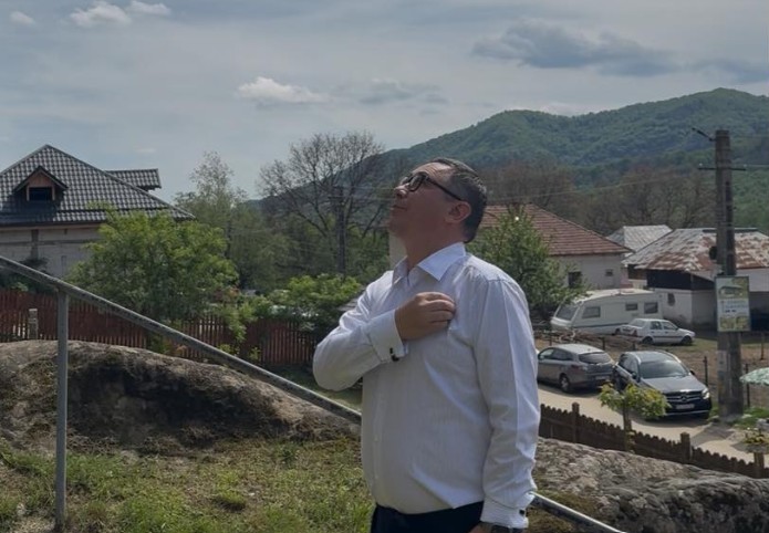 Ponta a ales în umbra mănăstirii: „Am acționat cu convingerea că Dumnezeu ne-a dăruit o națiune și un popor binecuvântat” 1 ponta a votat langa manastire am pontat cu credinta ca dumnezeu ne a dat o tara si un popor binecuvantat 68176bd838a89