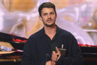 premiul castigat de vlad udrescu protagonistul serialului ana mi ai fost scrisa in adn primele declaratii pe scena ma simt liber si implinit 6835b8a118621
