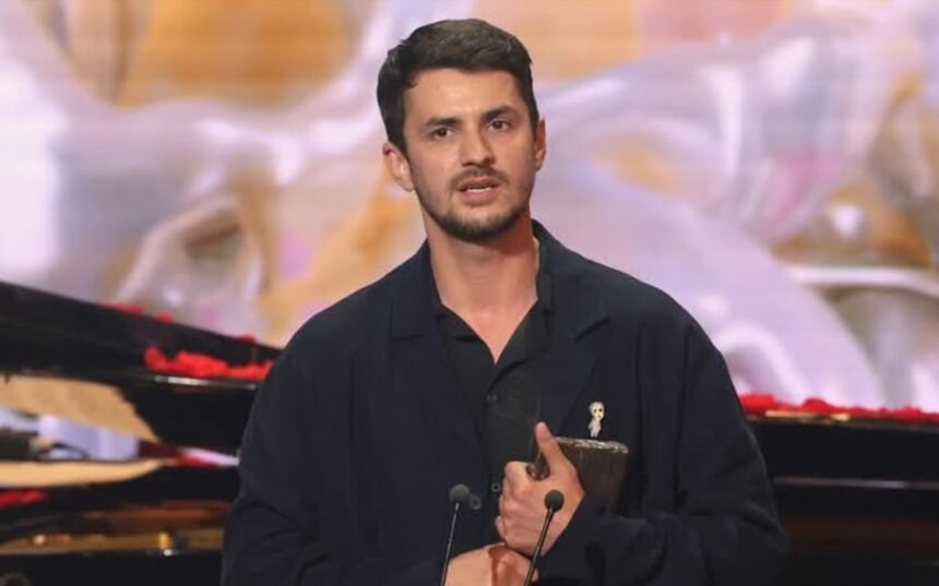 Vlad Udrescu, starul din „Ana, Mi-ai fost scrisă în ADN”, în lumina reflectoarelor: „Pe scenă, simt libertatea și împlinirea” 1 premiul castigat de vlad udrescu protagonistul serialului ana mi ai fost scrisa in adn primele declaratii pe scena ma simt liber si implinit 6835b8a118621