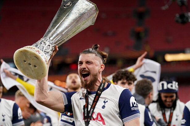 probleme pentru radu dragusin rivalul de la tottenham desemnat jucatorul sezonului in europa league 6830214aa1dca