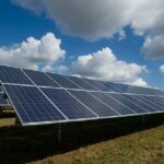 Producătorii din China de panouri solare se unesc pentru a preveni scăderea prețurilor. Acțiunile înregistrează o apreciere pe piață. 3 producatorii chinezi de panouri solare se cartelizeaza pentru a stopa prabusirea preturilor cotatii in crestere pe bursa 6824202dec985