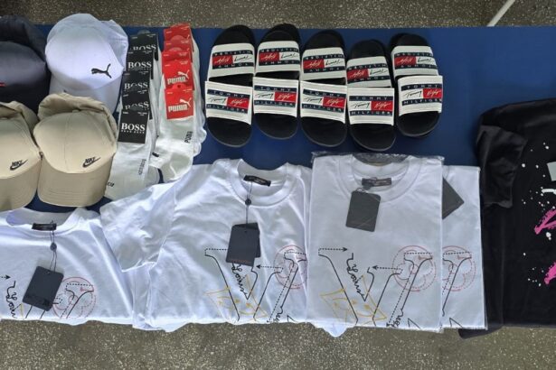 produse contrafacute descoperite de jandarmi in piata tomis 3 in bagajele unei femei 68383fab32e5a