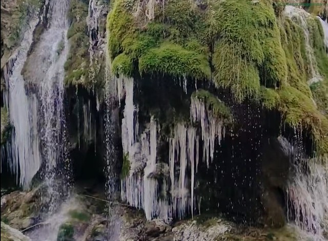 Cascada Bigăr își redeschide porțile: Puntea de acces a fost renovată, iar frumusețea sa poate fi admirată în orice sezon! 1 puntea de acces catre cascada bigar a fost refacuta locul poate fi vizitat acum in orice anotimp 681b4910f121f