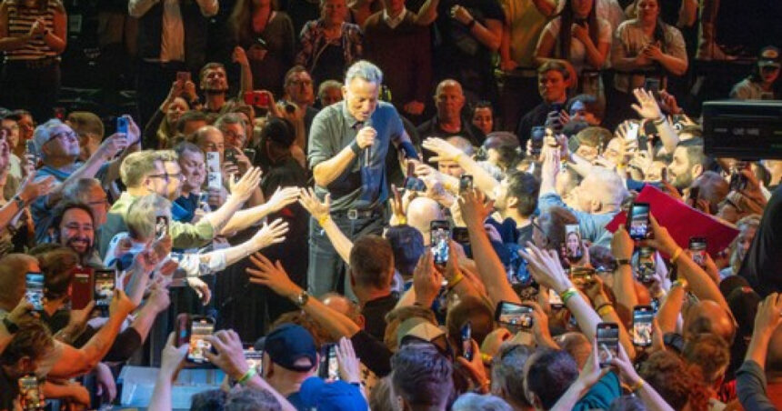 Confruntarea artistică dintre Bruce Springsteen și Trump se intensifică. Muzicianul a lansat un album captivant, plin de critici la adresa liderului de la Casa Albă. 1 razboiul dintre bruce springsteen si trump continua cantaretul a lansat un album live cu critici la adresa presedintelui american 682e1af08ed69