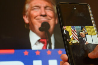 razboiul tarifelor lui trump ar putea duce la scumpirea smartphone urilor industria se confrunta cu o furtuna de incertitudine 68399ee895feb