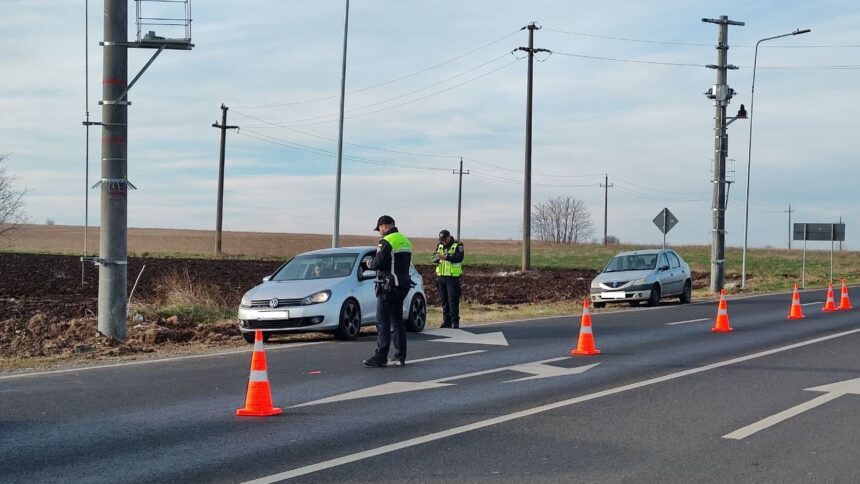 "Operațiune de control la Mangalia: Peste 130 de mașini inspectate, iar un șofer de furgon a fost surprins cu o remorcă fără înmatriculare" 1 razie la mangalia au fost verificate peste 130 de autoturisme un sofer de autoutilitara prins cu o remorca neinmatriculata 68319d92552ec