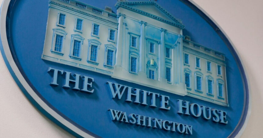 Răspunsul ferm al Casei Albe la retrogradarea ratingului datoriei americane de către agenția Moody's 1 reactia dura a casei albe dupa ce agentia de evaluare financiara moodys a retrogradat ratingul datoriei sua 68282bdb49449