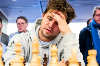 record de participanti la partida de sah magnus carlsen restul lumii cati sahisti s au unit sa l invinga pe fostul campion mondial 682e44fbbea9c