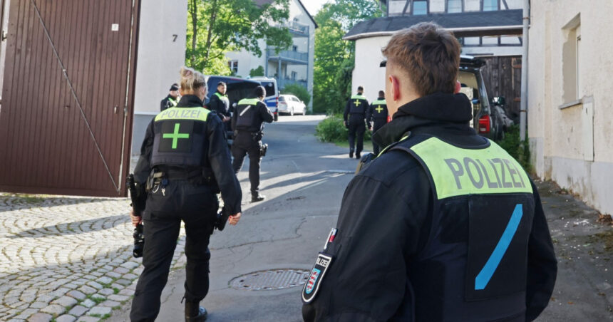 „Regatul Germaniei” a fost desființat de autorități în urma unei acțiuni de amploare, fiind identificat drept „cea mai periculoasă grupare” extremistă din națiune. 1 regatul germaniei a fost interzis de autoritati dupa o operatiune ampla este cea mai mare organizatie estremista din tara 682301dff0f63