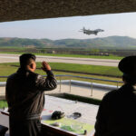 „Liderul venerat” Kim Jong Un a inspectat o bază aviatică din Coreea de Nord, conducând personal exercițiile aeriene. 3 respectatul tovaras kim jong un a vizitat o unitate de aviatie din coreea de nord si a ghidat personal manevrele aeriene 6828f0fae0c58