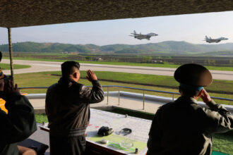 respectatul tovaras kim jong un a vizitat o unitate de aviatie din coreea de nord si a ghidat personal manevrele aeriene 6828f0fae0c58