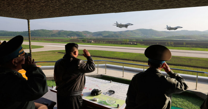 „Liderul venerat” Kim Jong Un a inspectat o bază aviatică din Coreea de Nord, conducând personal exercițiile aeriene. 1 respectatul tovaras kim jong un a vizitat o unitate de aviatie din coreea de nord si a ghidat personal manevrele aeriene 6828f0fae0c58
