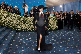 rihanna e insarcinata cu al treilea copil cu aap rocky cum a aparut imbracata la met gala 2025 unde tema a fost dedicata modei masculine 6819e3c29b241