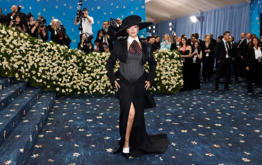 Rihanna va deveni mamă pentru a treia oară alături de A$AP Rocky. Iată cum a strălucit la Met Gala 2025, dedicată stilului masculin! 1 rihanna e insarcinata cu al treilea copil cu aap rocky cum a aparut imbracata la met gala 2025 unde tema a fost dedicata modei masculine 6819e3c29b241