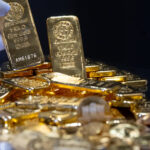 Românii își îndreaptă din ce în ce mai mult privirea către aur. „Am îndeplinit comenzi pentru lingouri de mari dimensiuni” 2 romanii investesc tot mai mult in aur am onorat comenzi pentru lingouri de aur cu greutati mari 6838247b77631
