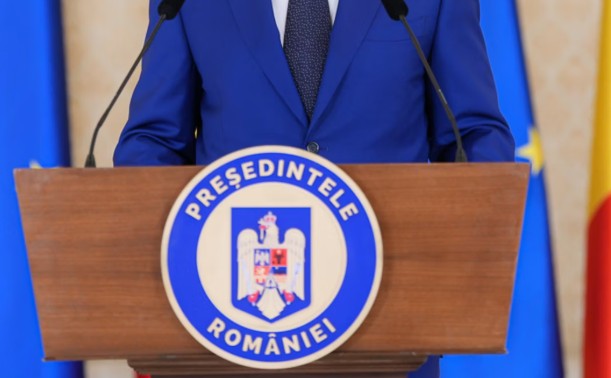 Românii își votează „președintele de excepție”: Controlul Curții Constituționale, al Serviciilor Secrete și al Guvernului va fi în mâinile sale. 1 romanii isi aleg super presedintele va avea in mainile sale curtea constitutionala serviciile secrete si guvernul 6828cbe5eafbc