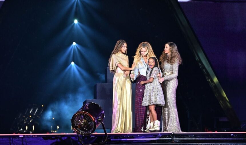 Rumi, fetița cea mică a lui Beyonce, strălucește alături de mamă. Ce spectacol a încântat-o pe micuță? 1 rumi fiica mai mica a lui beyonce aparitie rara alaturi de artista pe ce scena a urcat micuta 6814a3f63c976