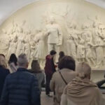 Rusia lui Putin redescoperă venerarea lui Stalin: o statuie a dictatorului sovietic a fost reinstalată în stația de metrou din Moscova. 2 rusia lui putin revine la cultul personalitatii lui stalin o statuie a dictatorului sovietic a fost reinstalata la metroul din moscova 6826f9e81a7b9