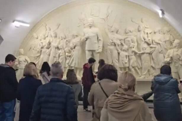 rusia lui putin revine la cultul personalitatii lui stalin o statuie a dictatorului sovietic a fost reinstalata la metroul din moscova 6826f9e81a7b9