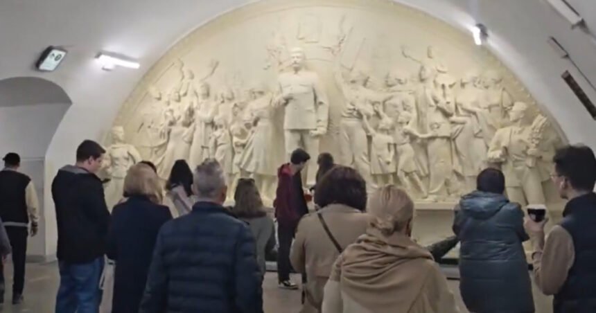 Rusia lui Putin redescoperă venerarea lui Stalin: o statuie a dictatorului sovietic a fost reinstalată în stația de metrou din Moscova. 1 rusia lui putin revine la cultul personalitatii lui stalin o statuie a dictatorului sovietic a fost reinstalata la metroul din moscova 6826f9e81a7b9
