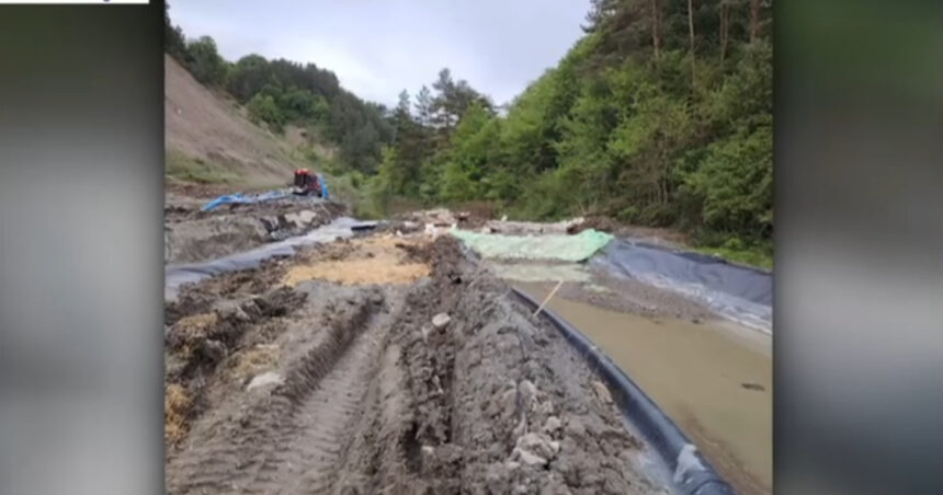 Salina Praid, sub asediul apei: 130 de salvatori luptă de o săptămână pentru a recupera galeriile inundate. 1 salina praid ramane inchisa 130 de pompieri incearca de o saptamana sa scoata apa infiltrata in galerii 6822e60b76b63