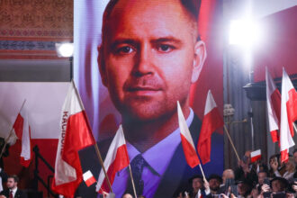 scheletele din dulapul lui karol nawrocki nu ii afecteaza candidatura la presedintia poloniei ba chiar l ar putea ajuta sa castige 6839c351e6950