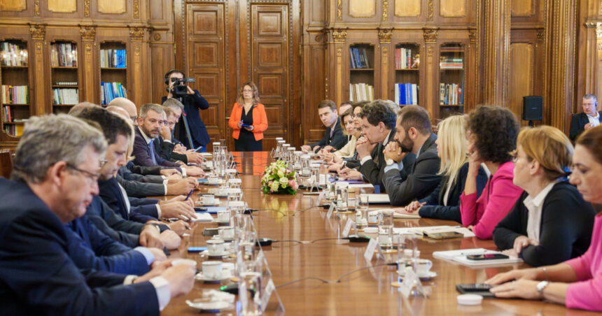 Sindicatele avertizează: Dialogurile de la Cotroceni cu antreprenorii riscă să favorizeze doar interesele financiare. 1 sindicatele daca discutiile de la cotroceni se poarta exclusiv cu mediul de afaceri propunerile vor fi in interesul capitalului 6839eebf6e892