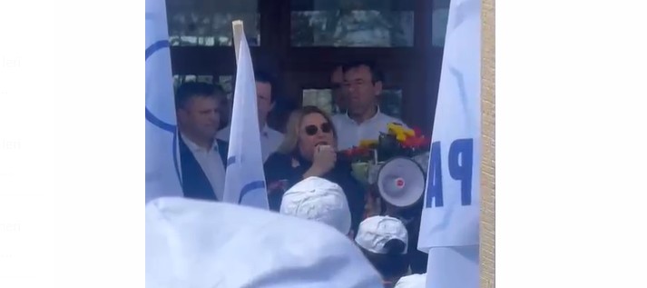 Șoșoacă a stârnit valuri pe litoral de 1 Mai: „Trotuarele și străzile sunt în paragină, hotelurile sunt închise. Există măcar un primar care să fi avut curajul să-l confrunte pe Ciolacu și pe cei care au fost acolo?” 1 sosoaca a facut show pe litoral de 1 mai trotuare si strazi distruse hoteluri inchise exista vreun primar care sa se fi dus la guvern si sa l ia de gat pe ciolacu si pe toti prostii care 68139115eb6b2