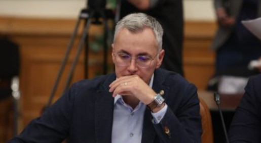 Stelian Ion (USR) consideră că Simion reprezintă o amenințare pentru sistemul de Justiție: „De ce a refuzat să susțină inițiativa legală „2 Mai”, care interzicea pedepsele cu suspendare pentru traficanții de droguri? Nu a oferit niciodată o explicație.” 1 stelian ion usr il vede pe simion un cosmar pentru justitie de ce a votat impotriva proiectului de lege 2 mai prin care se propunea ca traficantii de droguri sa nu poata 681cd5b7a38ea