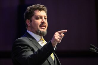 tarziu simion escaladeaza conflictul romano roman aur va avea multe probleme sa intre din nou in parlament 68317d1f9ead6