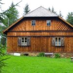 Pensiuni și hoteluri din Maramureș: Întoarcerea la tradiție prin frumusețea lemnului 2 tot mai multe pensiuni si hoteluri folosesc lemnul pentru a se incadra in traditional in maramures 681c58313f8e8