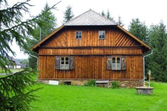tot mai multe pensiuni si hoteluri folosesc lemnul pentru a se incadra in traditional in maramures 681c58313f8e8