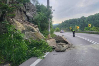 trafic rutier afectat pe valea oltului dn7 in zona calinesti din cauza unor pietre cazute pe carosabil 683611a09a0f7