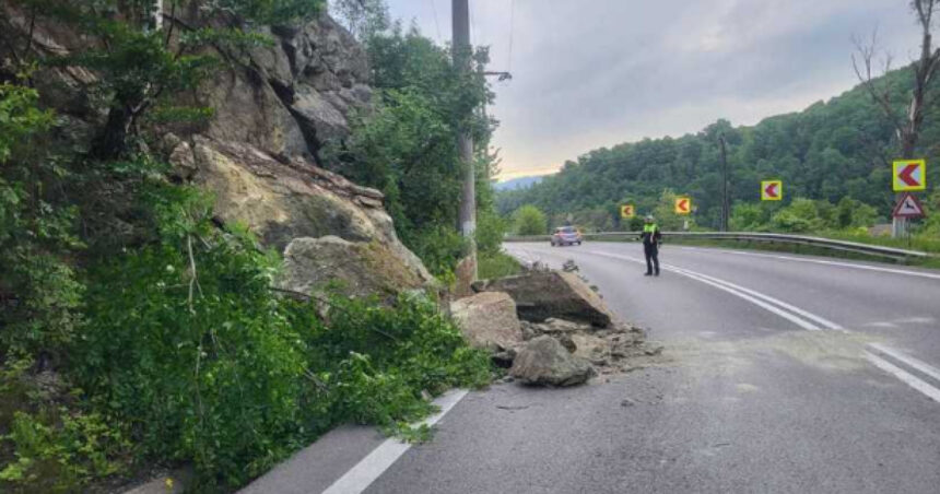 Îngreunări în circulație pe Valea Oltului (DN7) la Călinești din cauza unor pietre căzute pe drum 1 trafic rutier afectat pe valea oltului dn7 in zona calinesti din cauza unor pietre cazute pe carosabil 683611a09a0f7