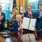 Trump își pune semnătura pe patru decrete pentru a impulsiona o "renaștere" rapidă a energiei nucleare civile 3 trump semneaza patru decrete prin care vrea o renastere in mars fortat a domeniului nuclear civil 683179c393ab8