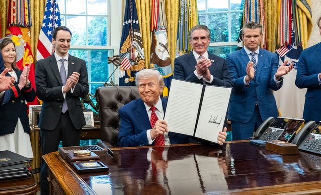 Trump își pune semnătura pe patru decrete pentru a impulsiona o "renaștere" rapidă a energiei nucleare civile 1 trump semneaza patru decrete prin care vrea o renastere in mars fortat a domeniului nuclear civil 683179c393ab8