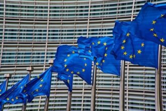 ultima ora comisia europeana inrautateste estimarea de deficit bugetar pentru romania in acest an din cauza incertitudinilor politice si a lipsei reformei fiscale cresterea economica va fi mai lenta 682af6f5223db