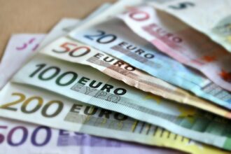 ultima ora comisia europeana suspenda din banii romaniei pentru ca nu au fost schimbati sefii companiilor din energie agentiei de monitorizare a companiilor de stat si nu au fost reformate pensiile s 68398217a6908