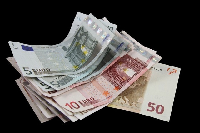 ALERTA FINANCIARĂ: Obligațiunile românești în euro ajung la categorii de risc, pe fondul instabilității politice; alegerile amplifică provocările pentru leu și pentru titlurile de stat locale - Bloomberg 1 ultima ora obligatiunile in euro ale romaniei se tranzactioneaza deja la niveluri junk dupa luni de incertitudini politice alegerile aduc noi riscuri pentru leu si pentru obligatiunile emise pe piat 6825bd38e87c3