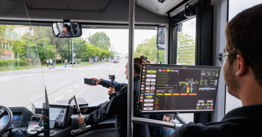 „Inovație pe roți: Autobuzul electric autonom își face debutul la Cluj-Napoca – Orașul viitorului, unde transportul inteligent devine realitate” 1 un autobuz electric fara sofer a fost testat in premiera la cluj napoca viitorul circula in oras fara sofer dar cu viziune 68309ded10fe1