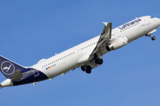 un avion lufthansa a zburat fara pilot dupa ce comandatul a fost blocat in afara cockpitului iar copilotul a lesinat raport oficial 682af90f93a92