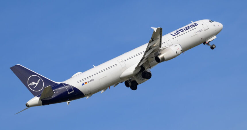 Zborul fără conducere: Lufthansa a experimentat o situație incredibilă când căpitanul a fost prins afară din cabină, iar copilotul a cedat. Detalii din raportul oficial. 1 un avion lufthansa a zburat fara pilot dupa ce comandatul a fost blocat in afara cockpitului iar copilotul a lesinat raport oficial 682af90f93a92