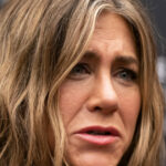 Un individ a fost reținut după ce a pătruns cu automobilul în curtea reședinței actriței Jennifer Aniston din Los Angeles 3 un barbat a fost arestat dupa ce a intrat cu masina in poarta casei actritei jennifer aniston din los angeles 681b4100dbae0