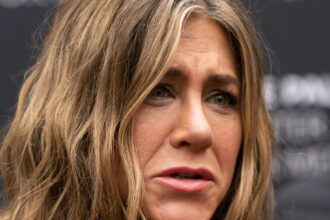 un barbat a fost arestat dupa ce a intrat cu masina in poarta casei actritei jennifer aniston din los angeles 681b4100dbae0