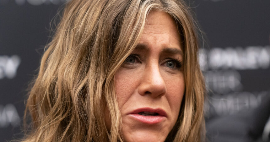 Un individ a fost reținut după ce a pătruns cu automobilul în curtea reședinței actriței Jennifer Aniston din Los Angeles 1 un barbat a fost arestat dupa ce a intrat cu masina in poarta casei actritei jennifer aniston din los angeles 681b4100dbae0